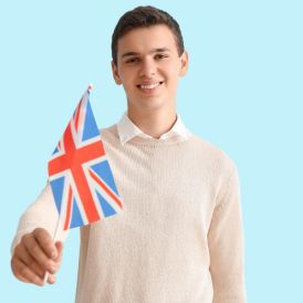 Chico con bandera de UK en la mano